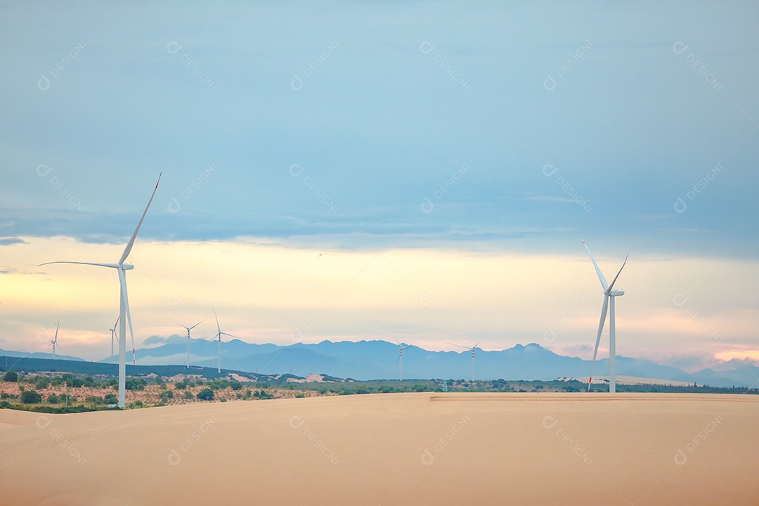 Bela paisagem azul céu no deserto de dunas de areia branca o local de atração turística popular em Mui Ne, Vietnã.