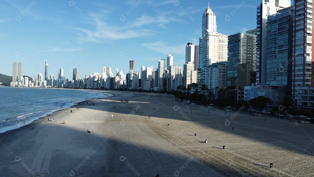 Paisagem praia mar ondas sobre um lindo dia nublado