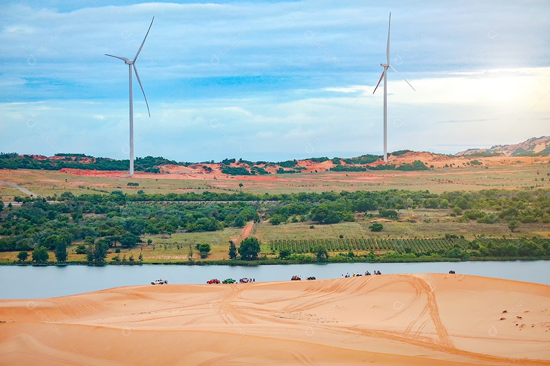 Bela paisagem azul céu no deserto de dunas de areia branca o local de atração turística popular em Mui Ne, Vietnã.