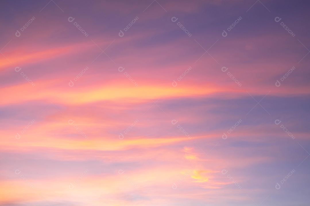 lindas nuvens laranja e luz do sol no céu azul perfeito para o fundo, tirada de manhã, Crepúsculo