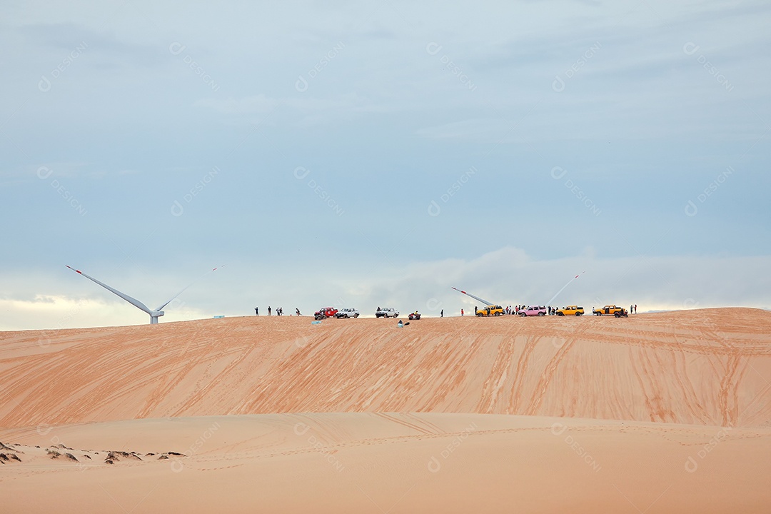 Bela paisagem azul céu no deserto de dunas de areia branca o local de atração turística popular em Mui Ne, Vietnã.