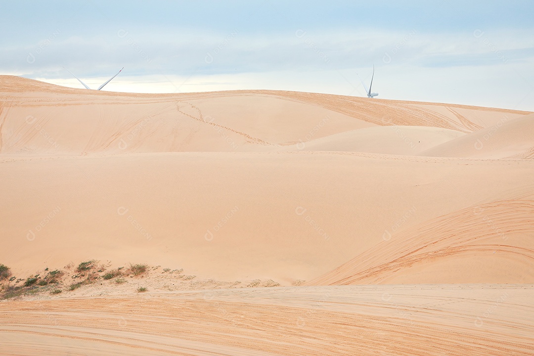 Bela paisagem azul céu no deserto de dunas de areia branca o local de atração turística popular em Mui Ne, Vietnã.