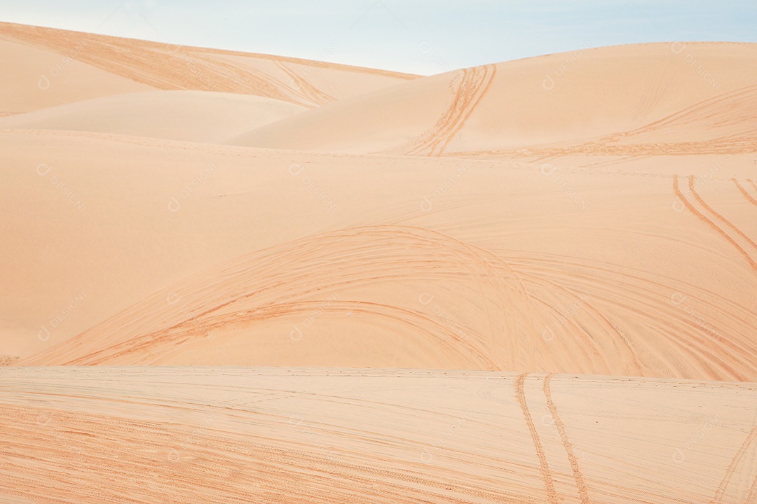 Bela paisagem azul céu no deserto de dunas de areia branca o local de atração turística popular em Mui Ne, Vietnã.