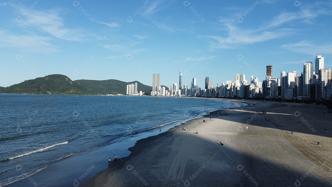 Paisagem praia mar ondas sobre um lindo dia nublado