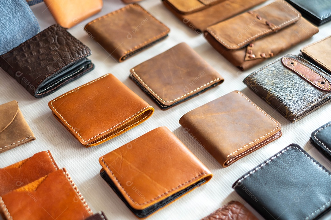 Carteira de couro, uma variedade de estilos na loja de produtos. Processo artesanal requintado e bonito
