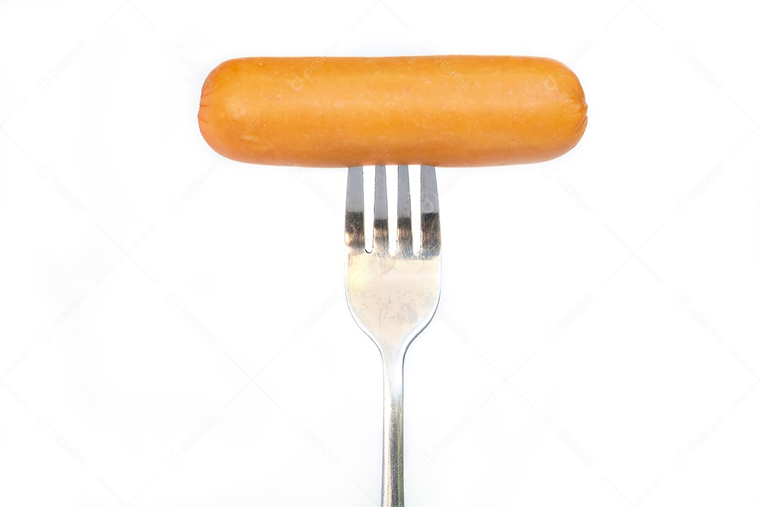 Salsicha de queijo espetada com um garfo em um fundo branco.