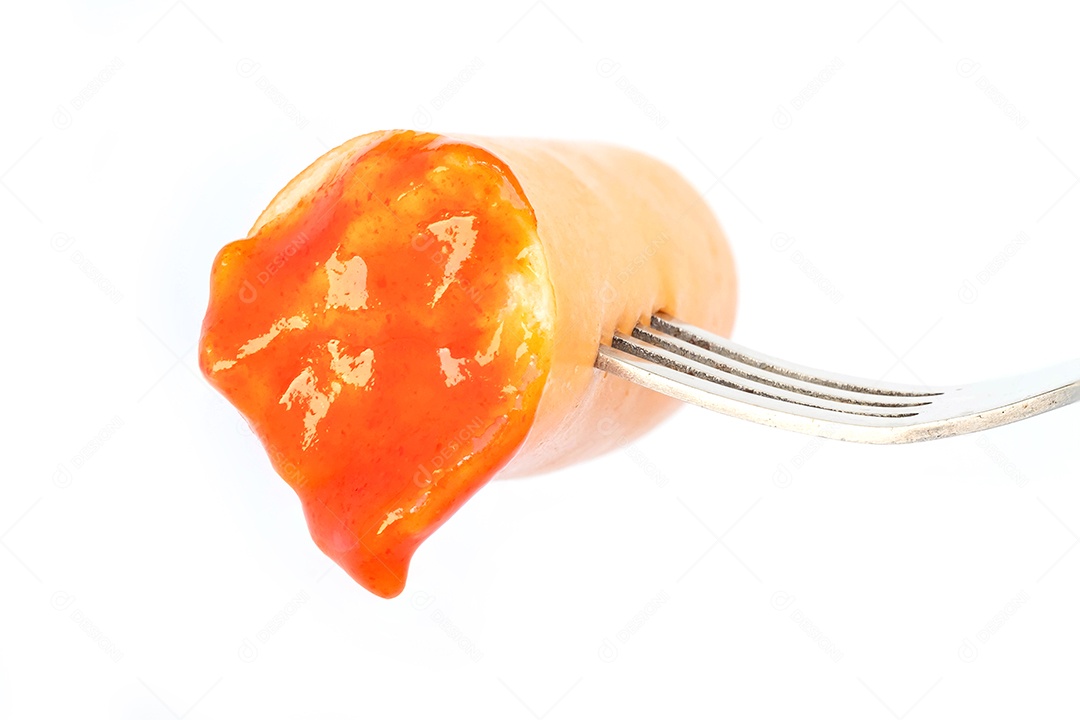 Salsicha de queijo mergulhada em molho de pimenta é espetada com um garfo em um fundo branco.