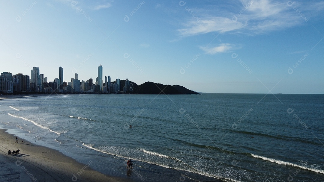 Paisagem praia mar ondas sobre um lindo dia nublado