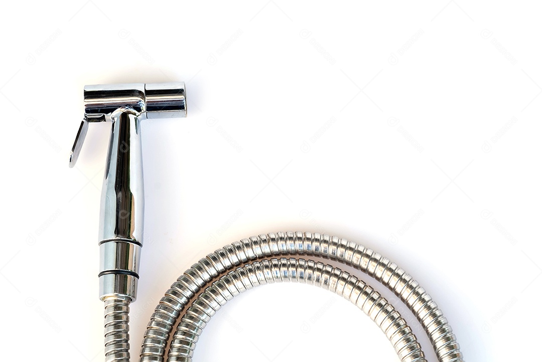 Pulverizador de banheiro isolado no fundo branco