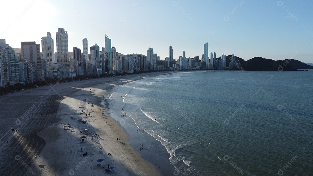 Paisagem praia mar ondas sobre um lindo dia nublado