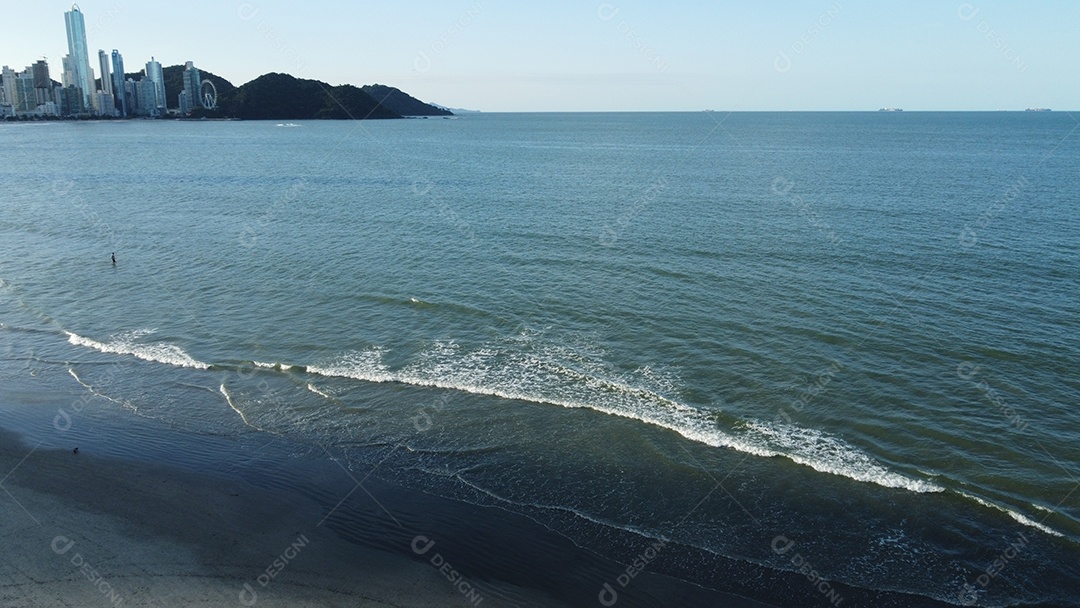 Paisagem praia mar ondas sobre um lindo dia nublado