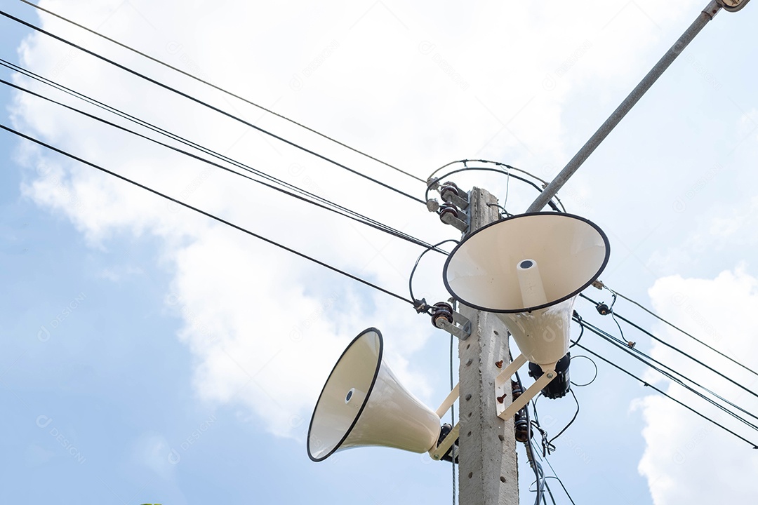 Uma estação de rádio foi instalada em um poste elétrico em uma vila rural. Para uso em notícias de relações públicas Deixe as pessoas saberem