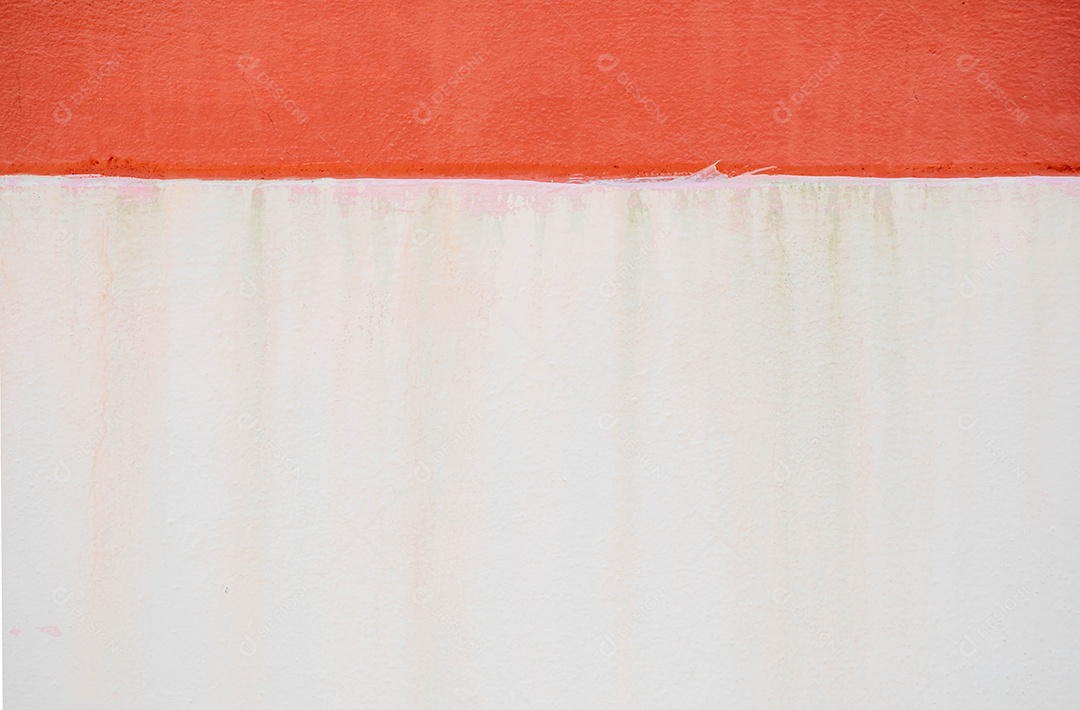 As paredes da casa são pintadas de vermelho e branco. Lavado por muito tempo Fazendo com que a tinta descascada se dissolva até que um longo caminho seja claramente visível