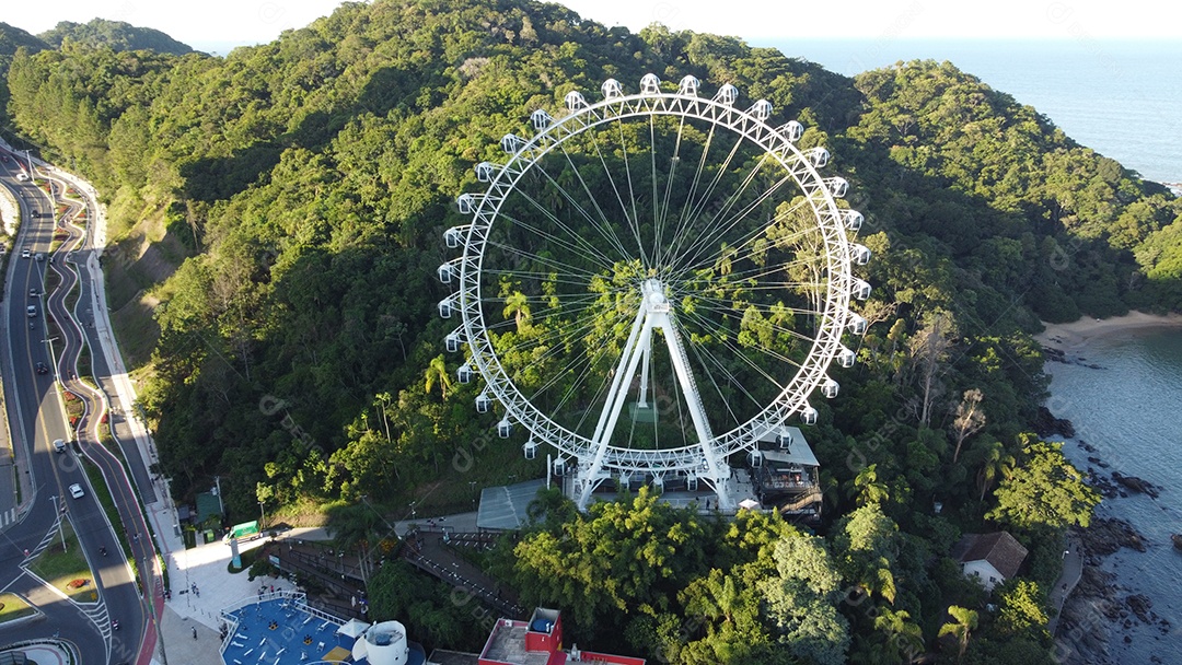 Roda gigante sobre parque de diversão Balneário Comburiu