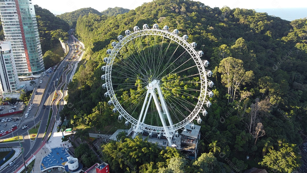 Roda gigante sobre parque de diversão Balneário Comburiu