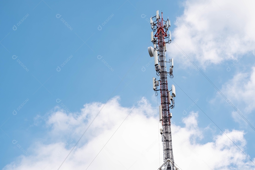 torre de transmissão telefônica é tão alta e muito barulhenta ao operar