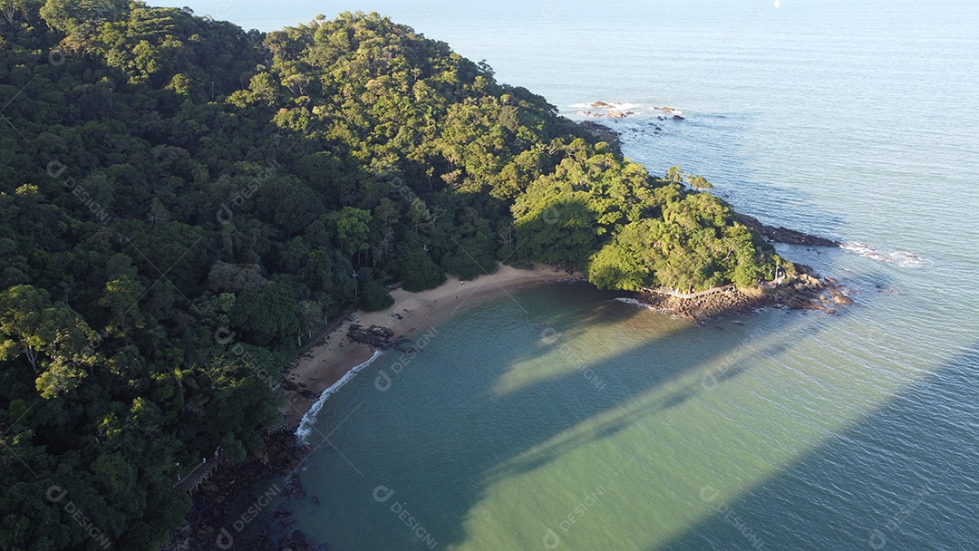 Paisagem praia mar ondas sobre um lindo dia nublado