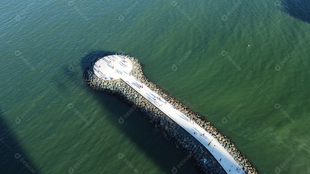 Paisagem praia mar ondas sobre um lindo dia nublado