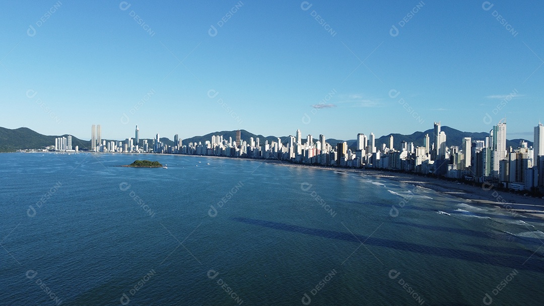 Paisagem praia mar ondas sobre um lindo dia nublado