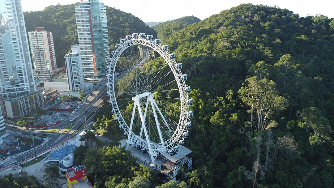 Roda gigante sobre parque de diversão Balneário Comburiu