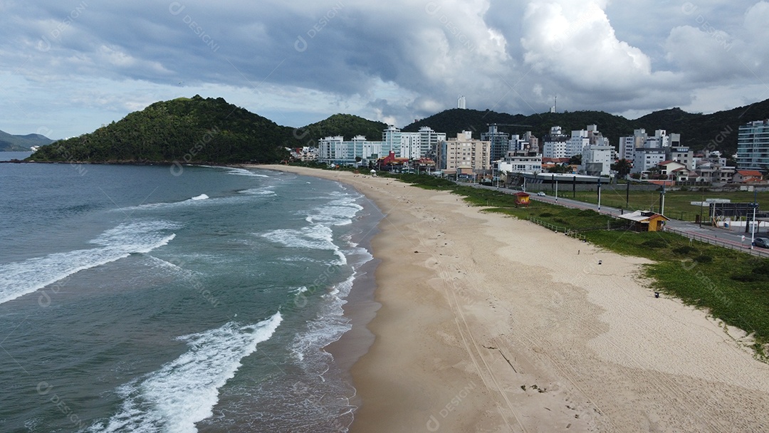 Paisagem praia mar ondas sobre um lindo dia nublado