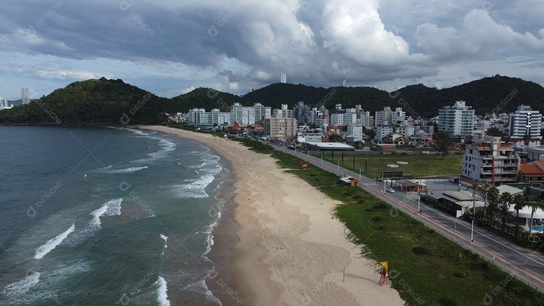 Paisagem praia mar ondas sobre um lindo dia nublado