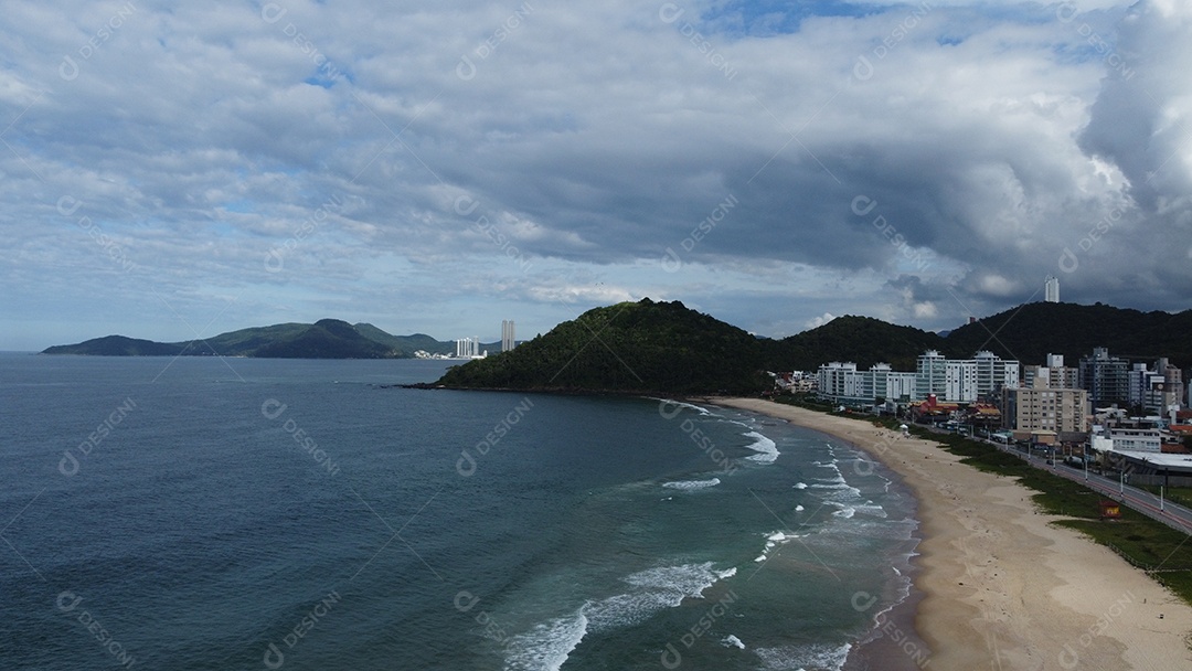 Paisagem praia mar ondas sobre um lindo dia nublado