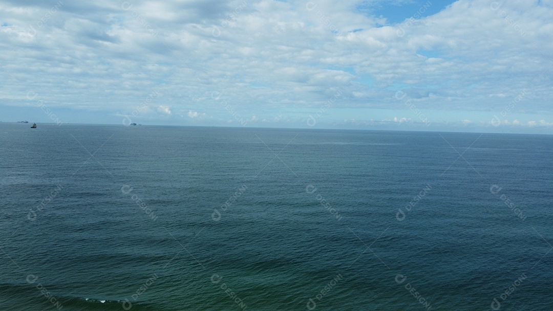 Paisagem praia mar ondas sobre um lindo dia nublado