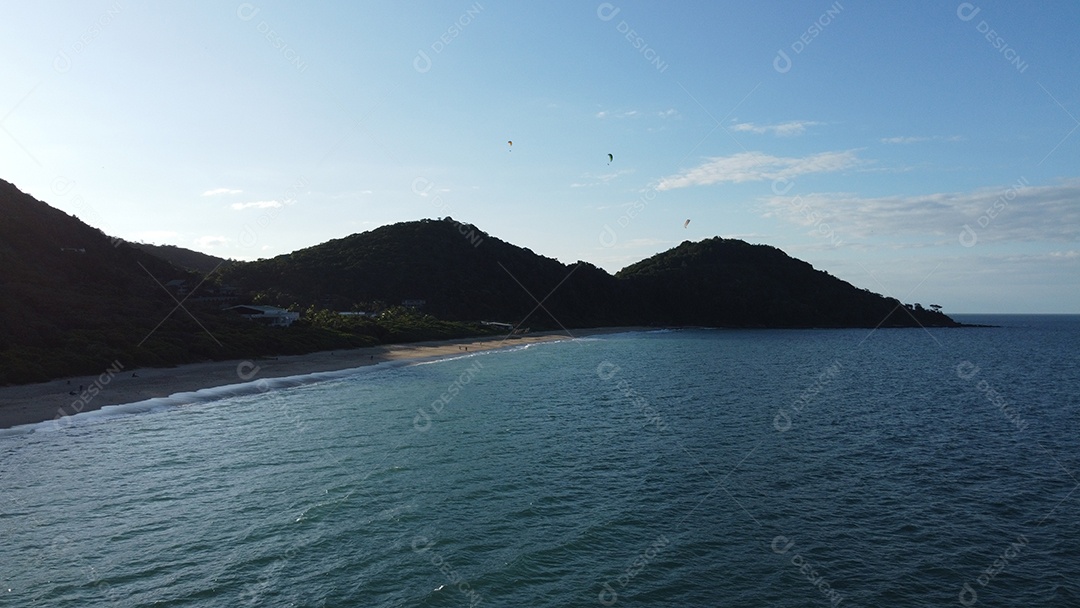 Paisagem praia mar ondas sobre um lindo dia nublado