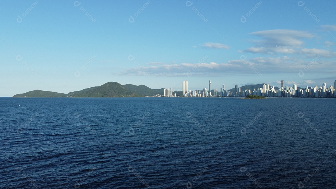 Paisagem praia mar ondas sobre um lindo dia nublado