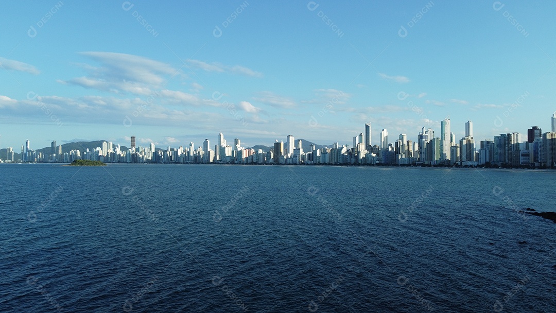 Paisagem praia mar ondas sobre um lindo dia nublado