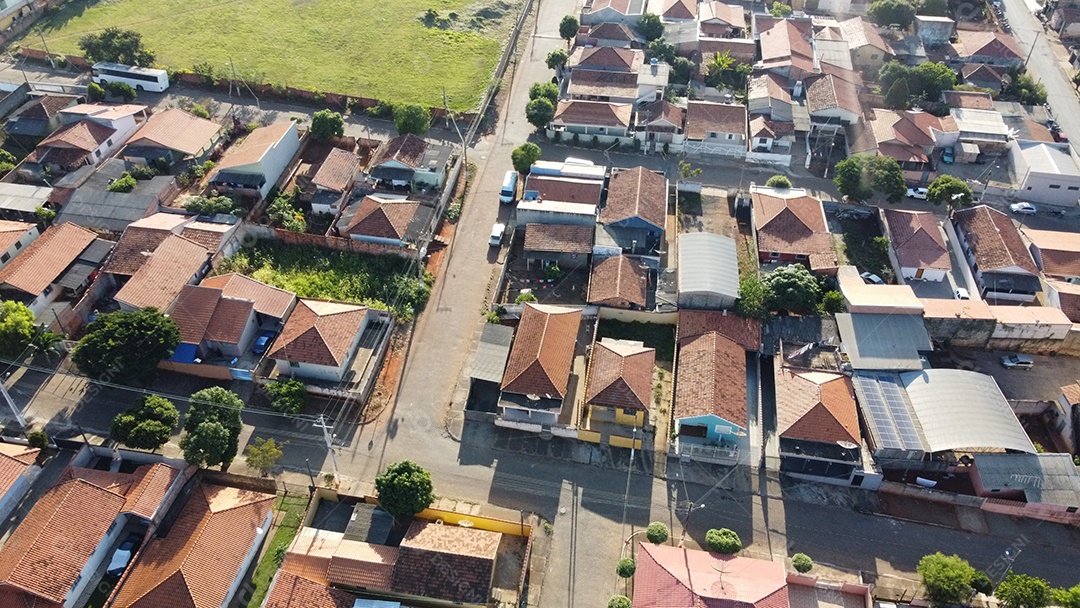 Vista aerea de uma cidade casas pessoa bairros