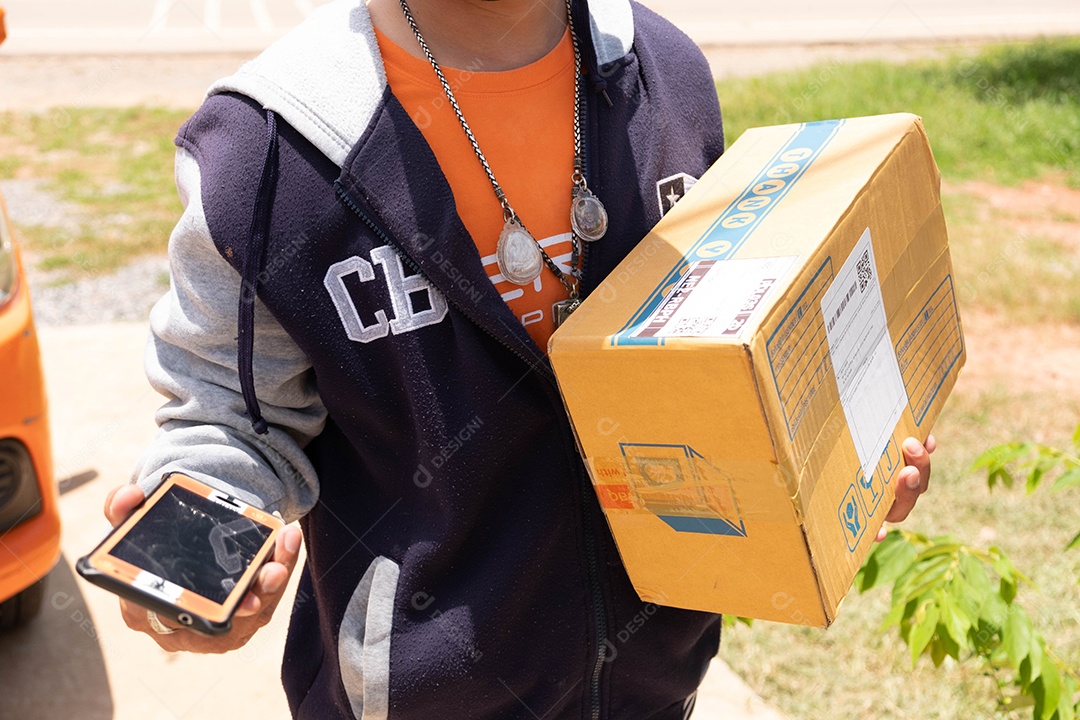 Os funcionários entregam produtos para entregar produtos na casa e confirmam sua identidade por meio do sistema móvel.