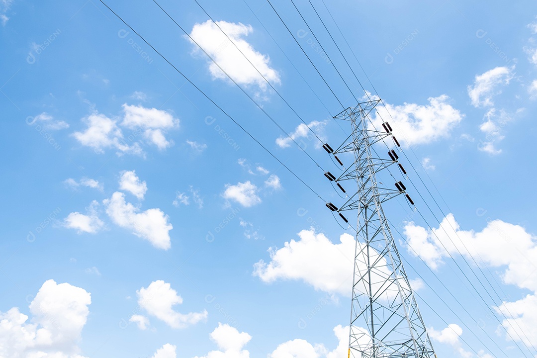 O polo de alta tensão no céu e nuvens brancas