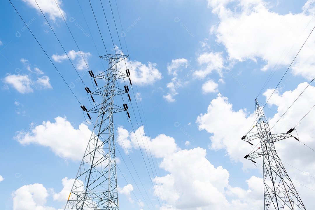 O polo de alta tensão no céu e nuvens brancas