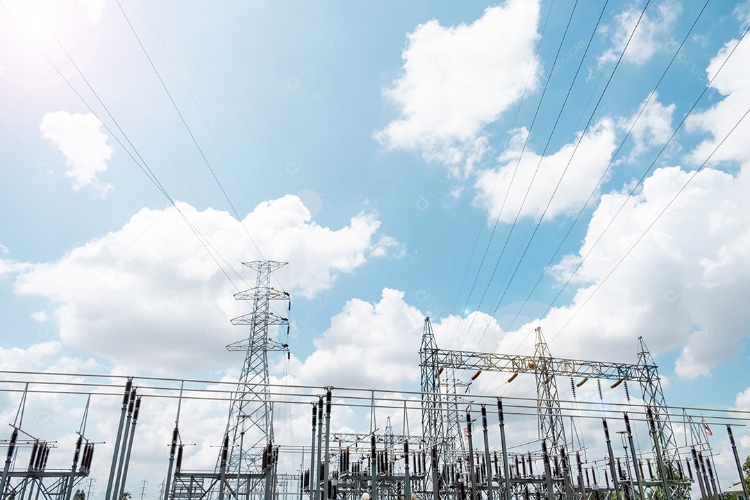 O pólo de alta tensão no céu e nuvens brancas