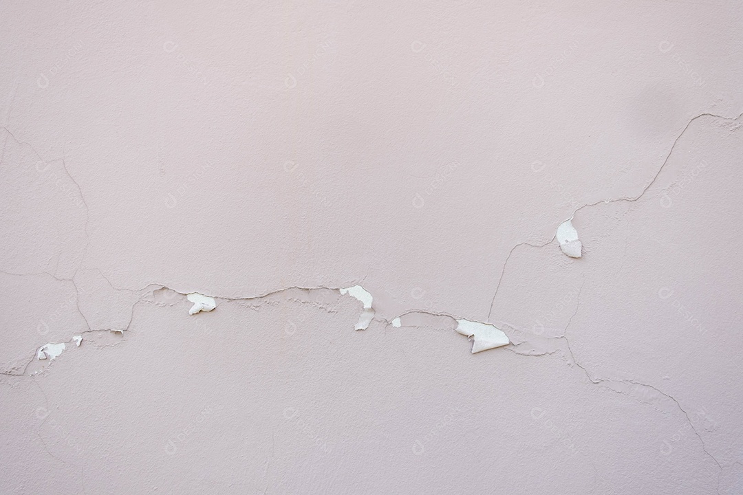 O tapume rosa suave da casa foi quebrado desde que foi feito por muito tempo e usou materiais abaixo do padrão