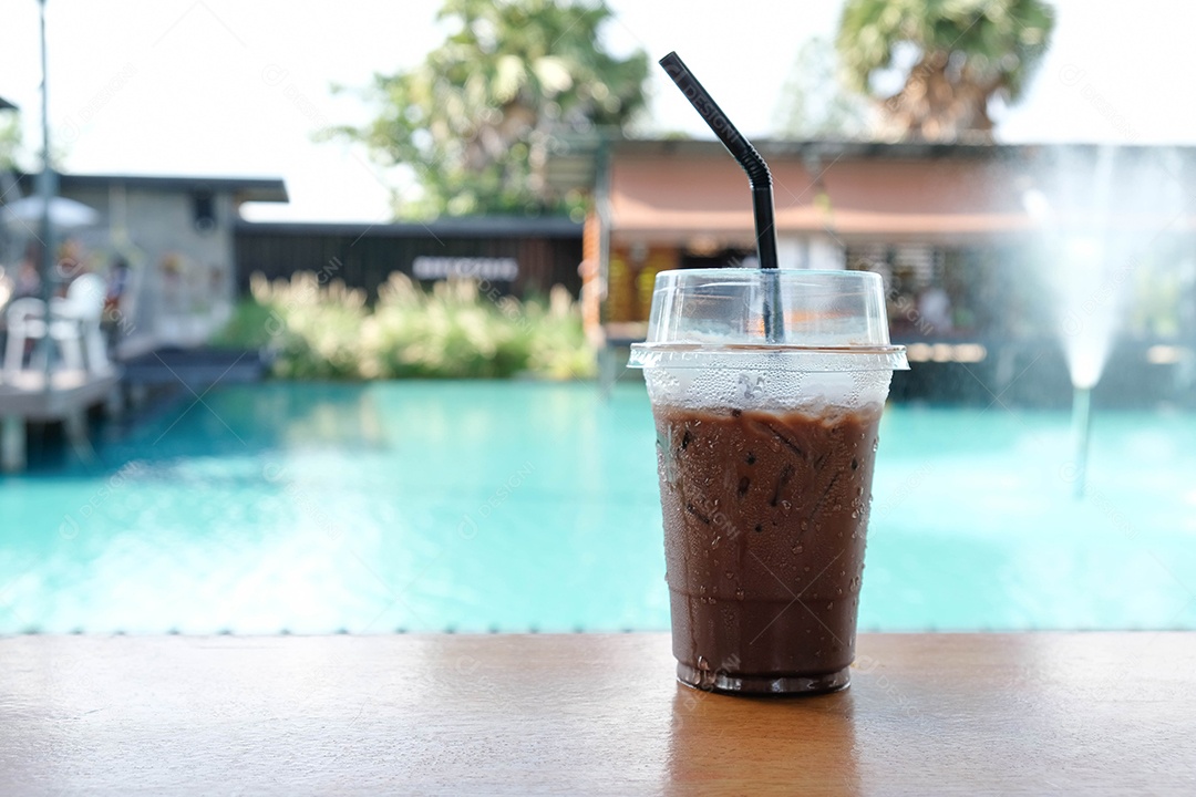 Cacau gelado, doce e refrescante. No chão de madeira ao lado da piscina em um café moderno