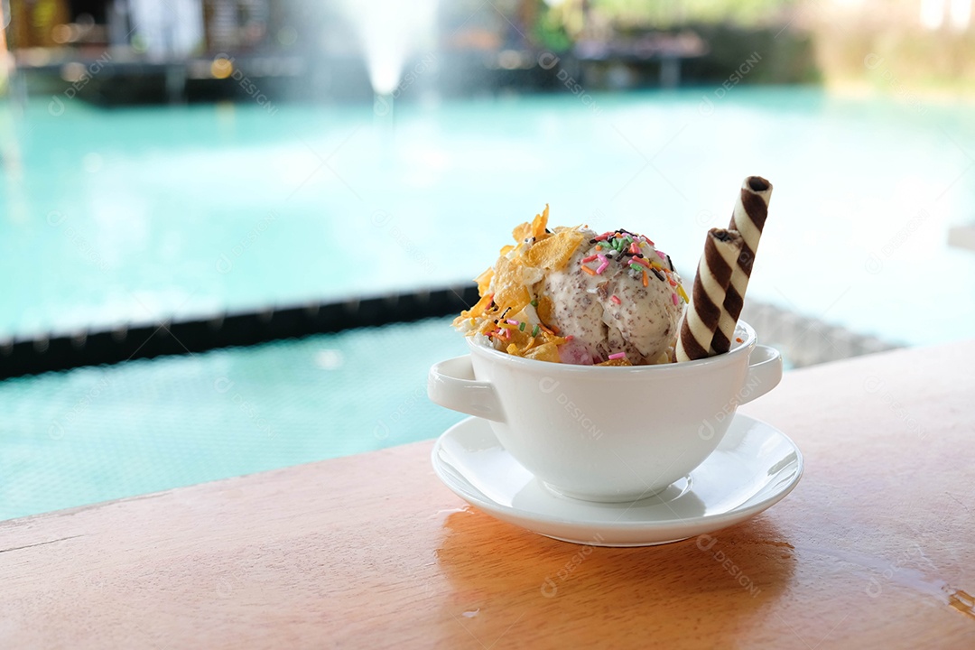 sorvete em um copo doce e fresco No chão de madeira ao lado da piscina em um café moderno