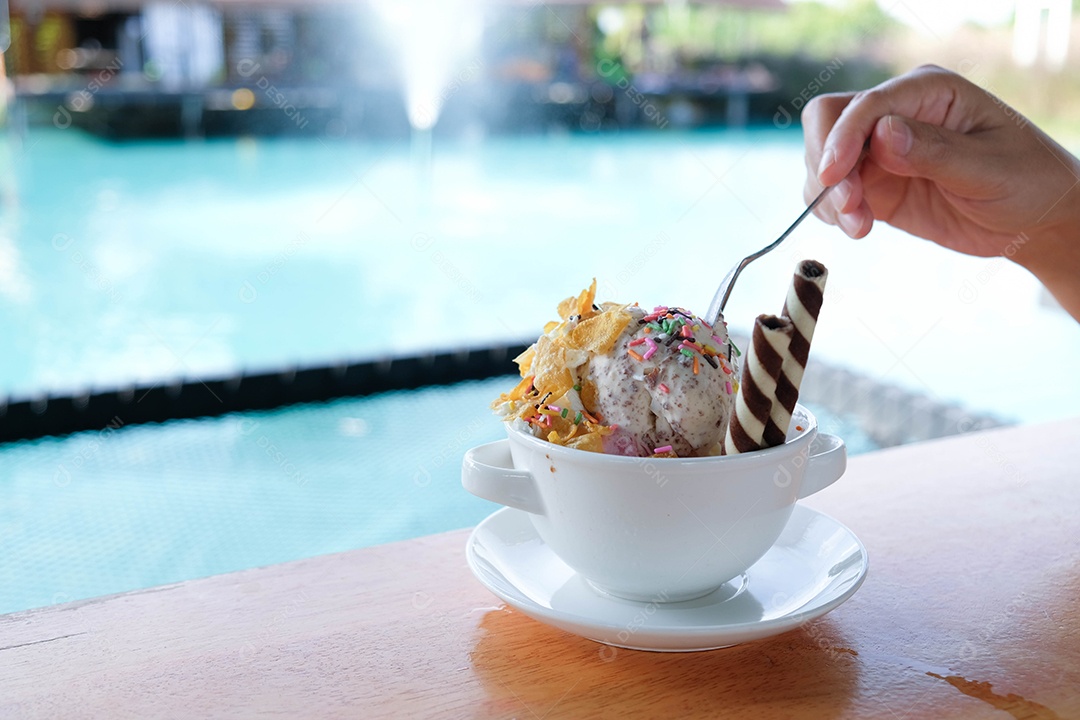 sorvete em um copo doce e fresco No chão de madeira ao lado da piscina em um café moderno