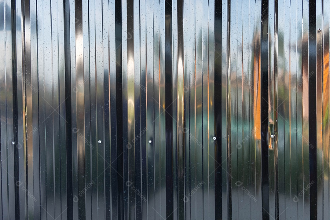 As paredes são de zinco ou chapa de metal cinza, construídas em um pequeno restaurante. pela beleza e modernidade