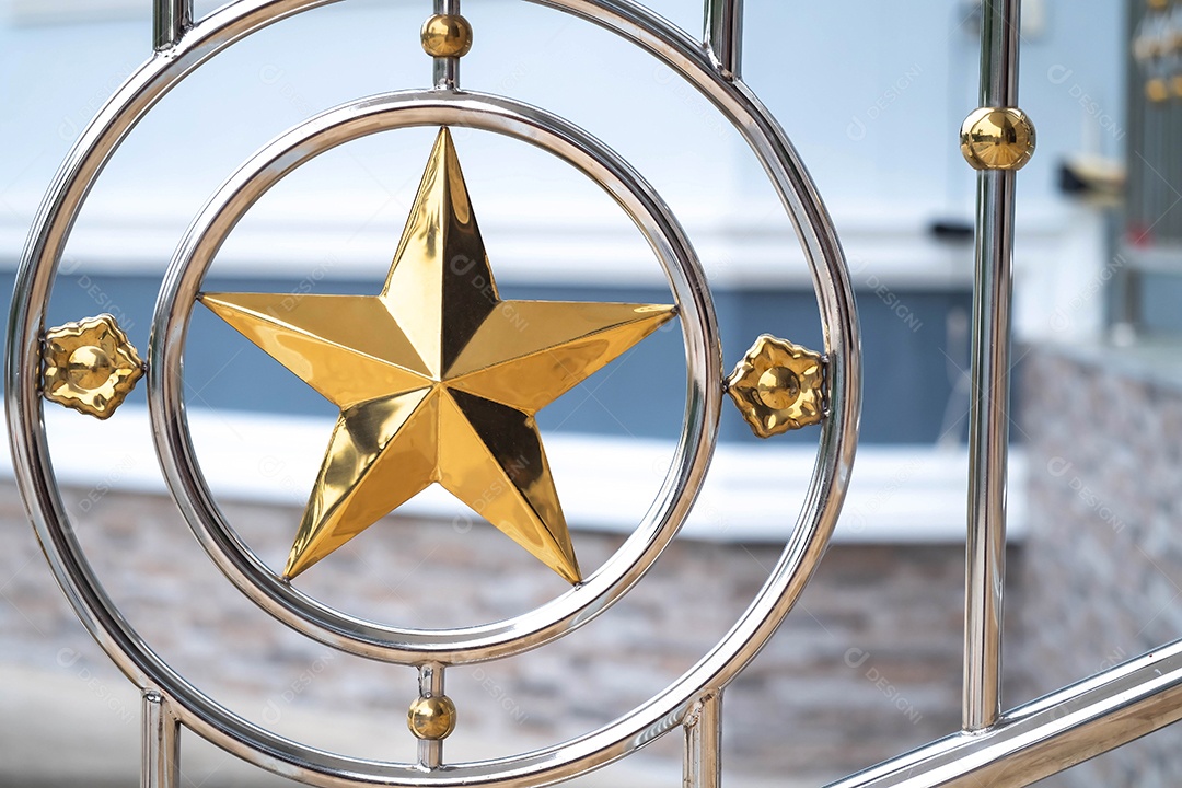 Padrão de estrela de cerca de aço inoxidável É decorado para ser único. moderno no projeto de arquitetura de edifícios