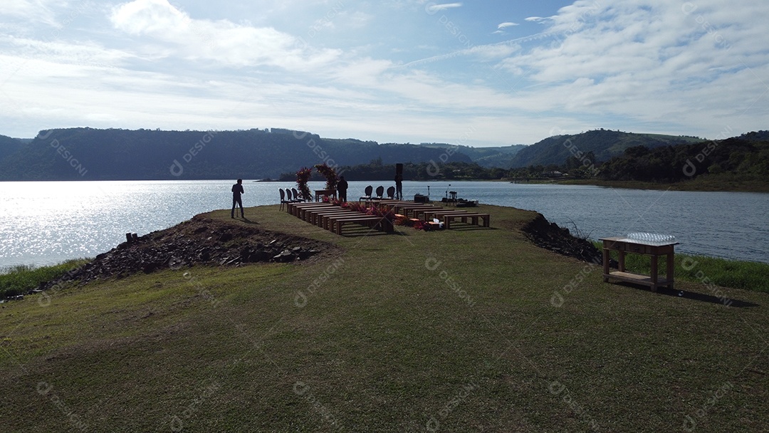 Pessoas em uma fazendas ao redores de um rio