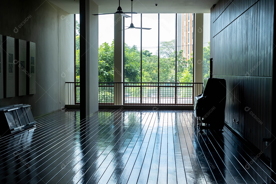 Grande salão do hospital, filmado em luz natural, dando uma sensação de desespero e solidão