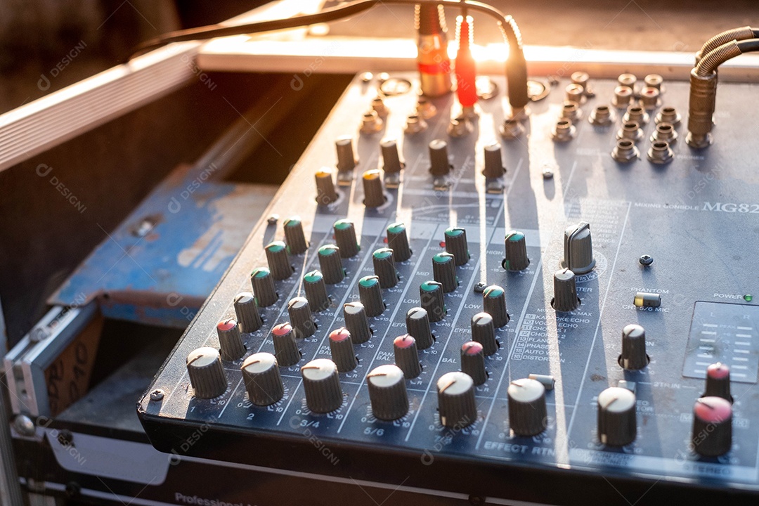 Dispositivo de controle de áudio, filmado de manhã com luz laranja do sol, ao ar livre