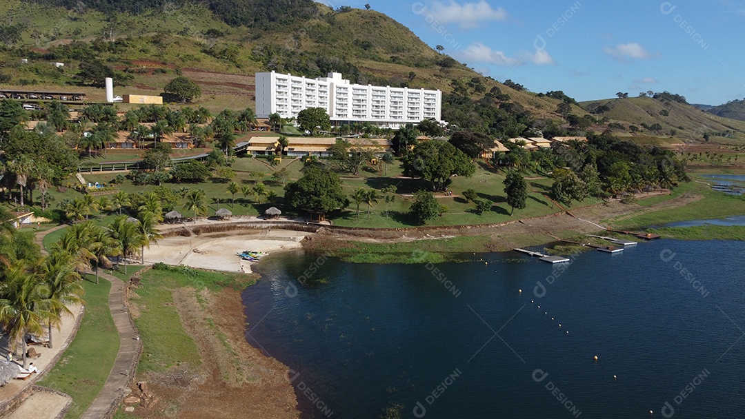 Fazendas ao redores de um rio