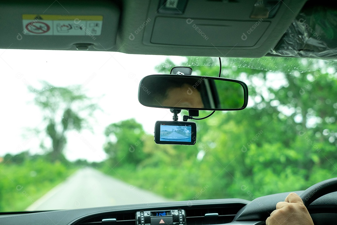 Conceito: segurança no uso diário, a câmera de painel é instalada na frente do carro durante a viagem, garantindo que, em caso de acidente, ela possa registrar o incidente como evidência e visualizá-lo no passado.