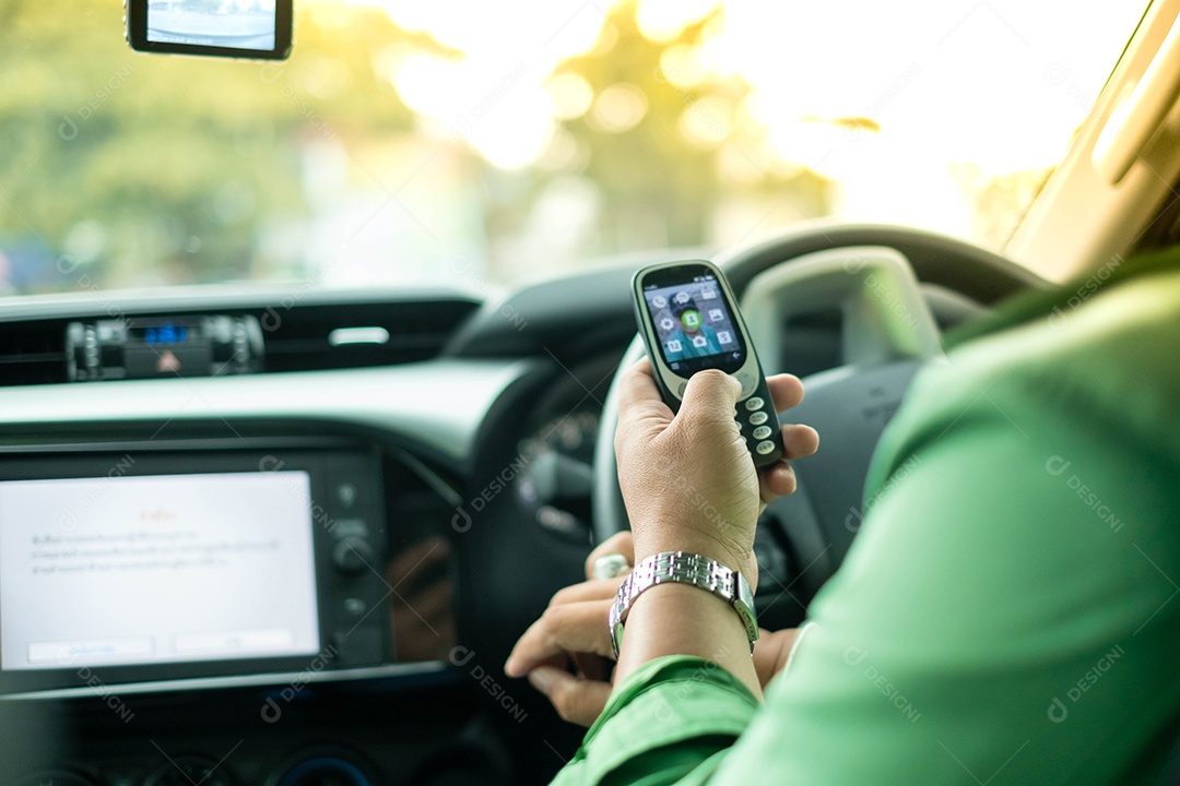 Conceito: segurança no uso diário, o uso de um telefone celular durante a condução pode causar aproximadamente um acidente fatal,