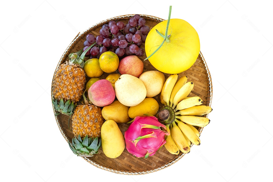 Frutas misturadas em bandejas de bambu isoladas em fundo branco, para serem preparadas em várias cerimônias. Religião budista, consistindo de abacaxi, maçã, uva, fruta do dragão, laranja, manga, banana, melão, pêra