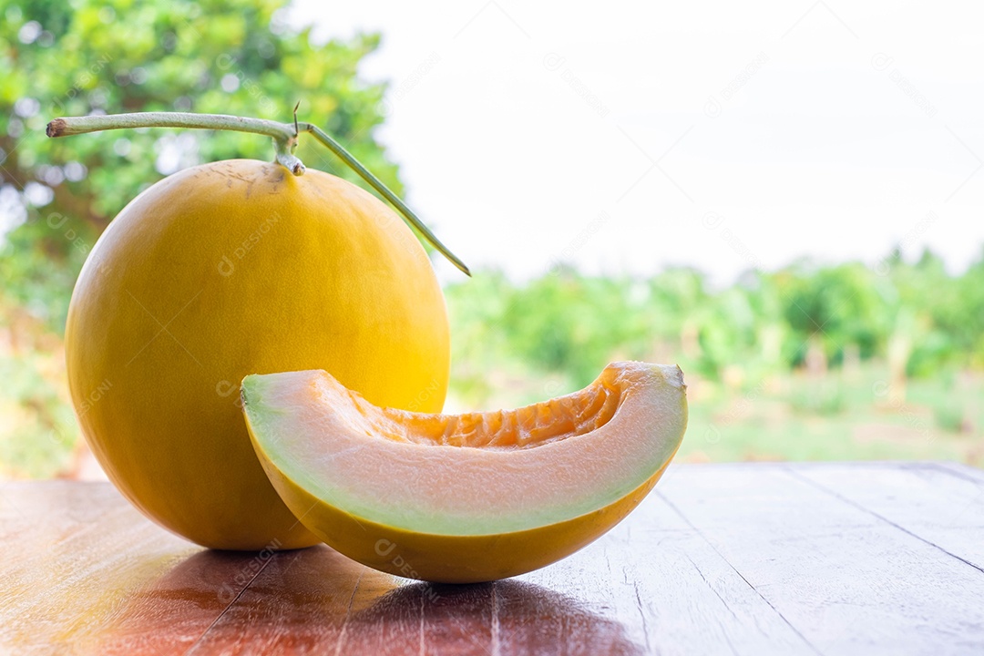 Melão Amarelo fatiado sobre mesa de madeira